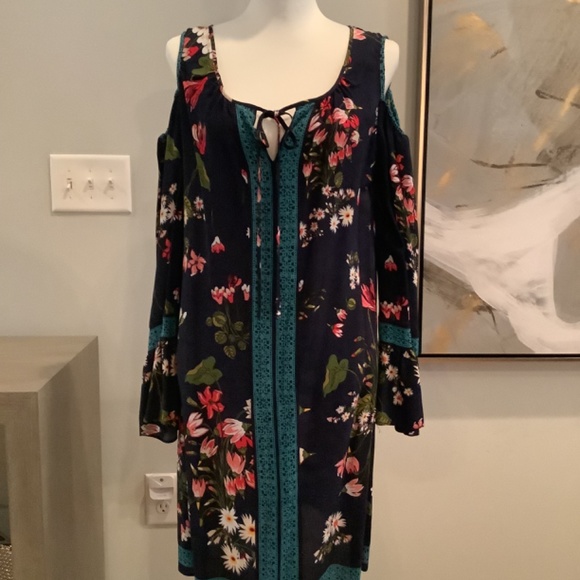 Chelsea & Violet cold shoulder dress - Picture 6 of 8